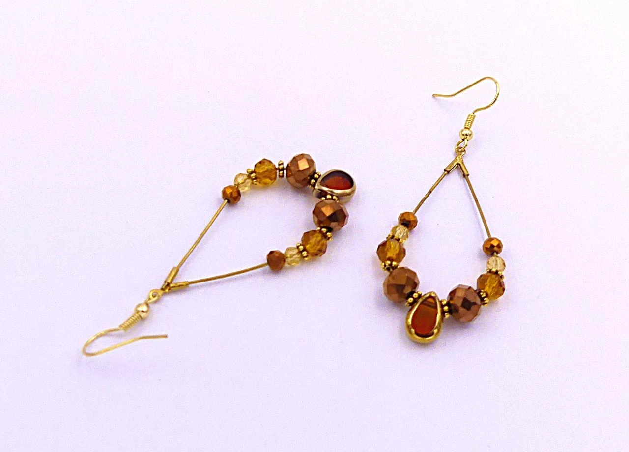 Boucles d'oreilles minimalistes, métal doré, perles verre facettées – photo 3